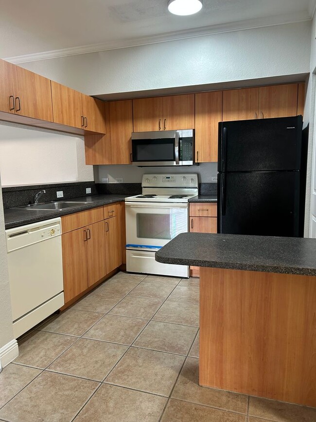 Photo - !! VERY LARGE 2x2 BEDROOM APARTMENT !! Up ...