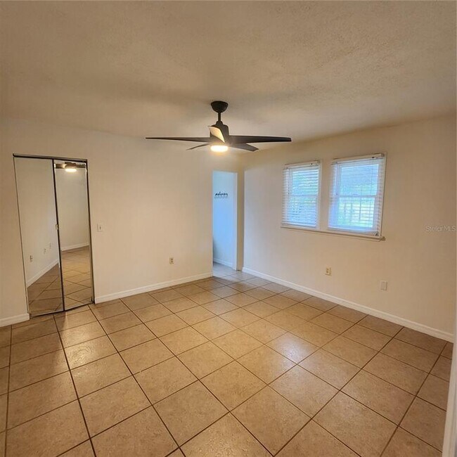 Foto del edificio - 1162 Gage Ave