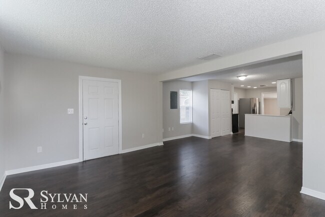 Building Photo - Sweet 4BR 1BA Home