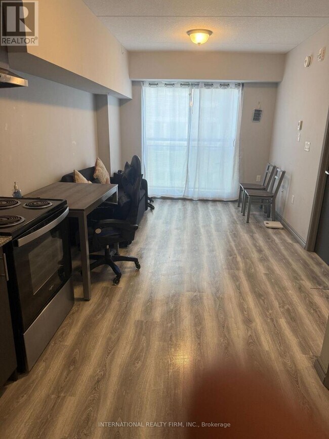 Photo du bâtiment - 275F Larch St