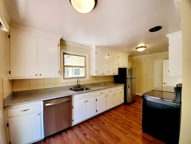 Building Photo - 301 42nd Ave