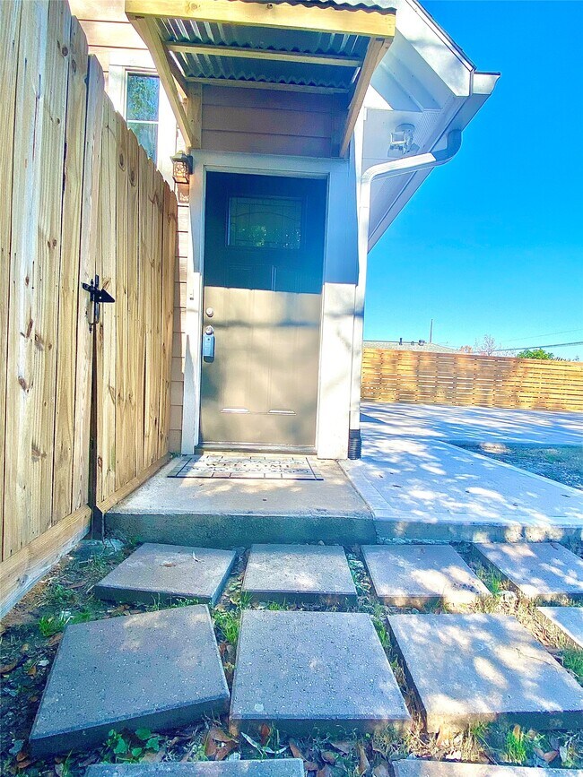 Building Photo - 8246 Lanham Ln