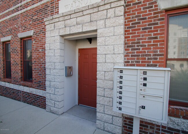 Building Photo - 212 Walnut St