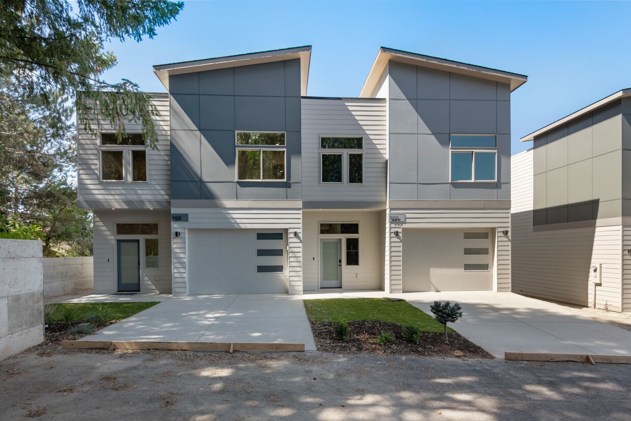 Primary Photo - Newly Built Luxury Townhomes in the heart ...