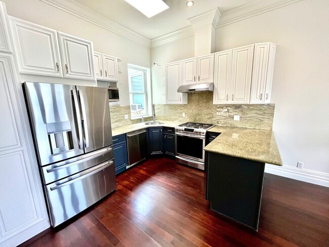 Foto del edificio - SPECTACULAR, TOP FLOOR 2 BED/2 BATH MISSIO...