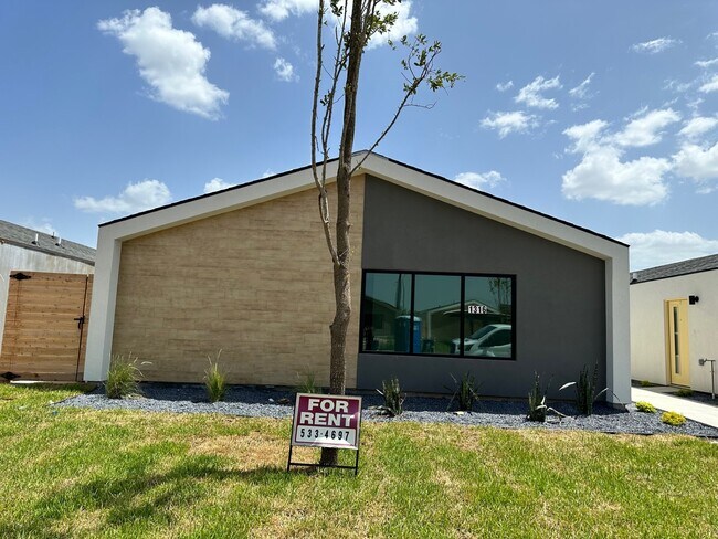 Building Photo - 1316 E Iris Ave