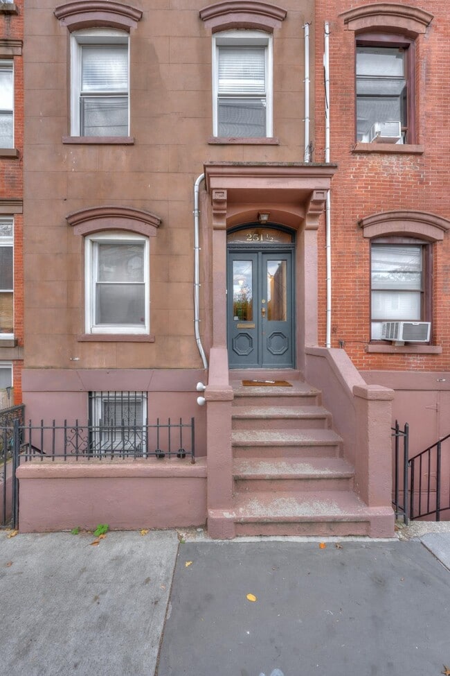 Building Photo - 251.5 York St