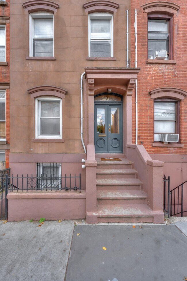 Foto del edificio - 251.5 York St