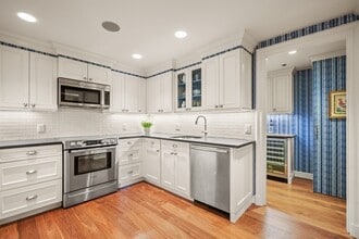 Building Photo - 220 Boylston St