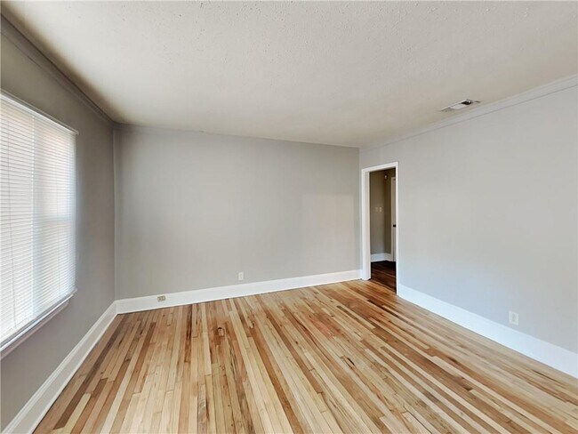 Building Photo - 450 Westmeath Dr SW
