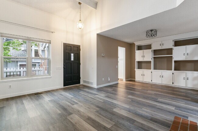 Foto del edificio - Charming 2BR + Loft Townhome with Stylish ...