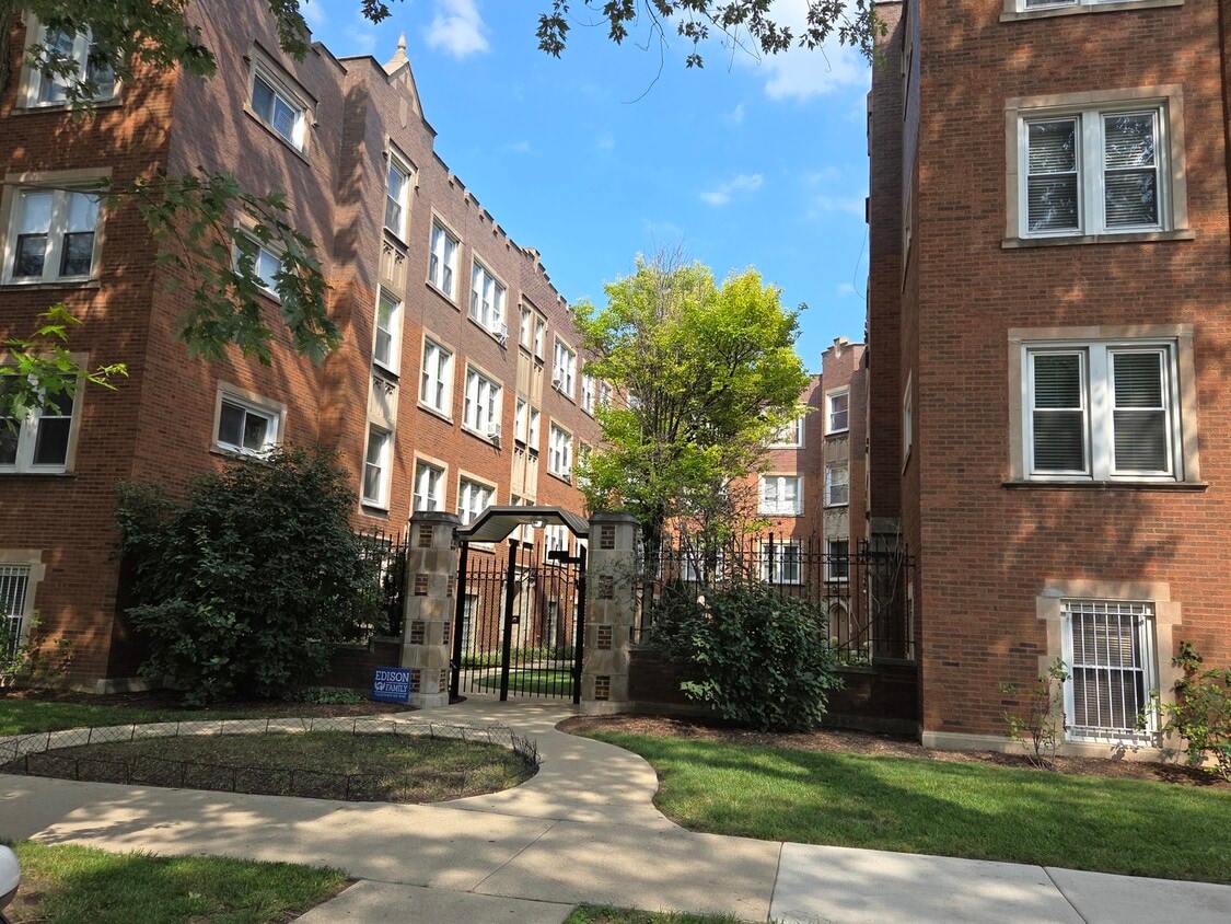 Foto principal - 4425 N Lawndale Ave