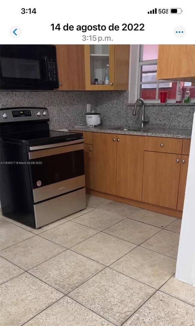 Foto del edificio - 317 E 8th St