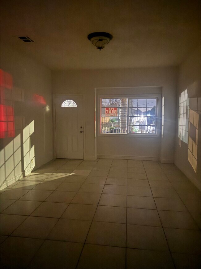 Sala de estar - 14725 Polk St