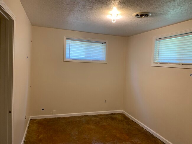 Building Photo - 908 Hill N Dale Dr.