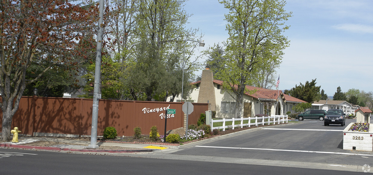 Building Photo - 3263 Vineyard Ave