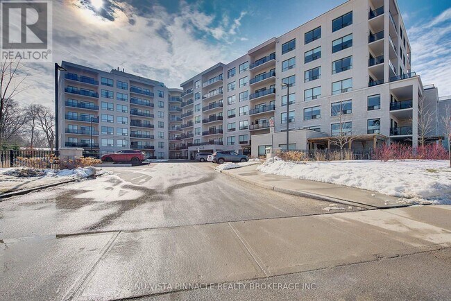 Photo du bâtiment - 1200 Commissioners Rd W