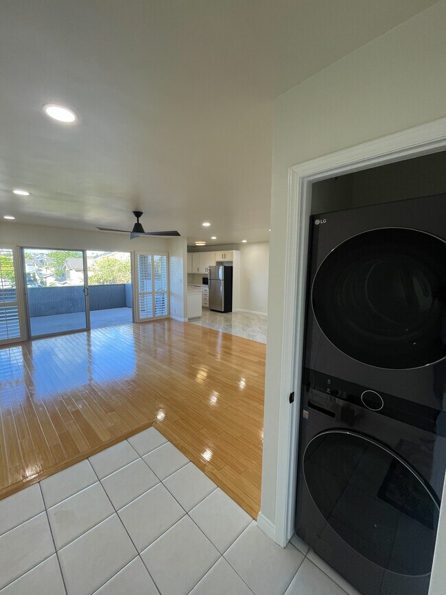 Washer Drier Living room - 5300 Fairview Blvd