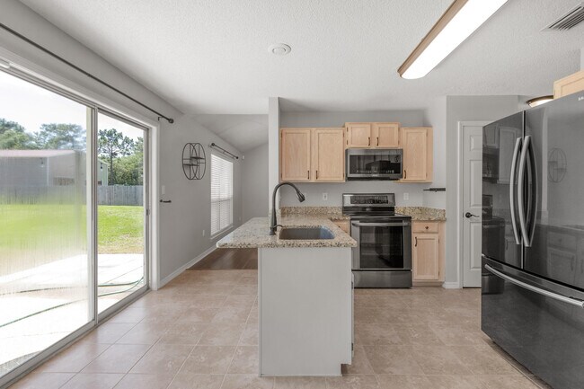 Building Photo - 6545 Fern St