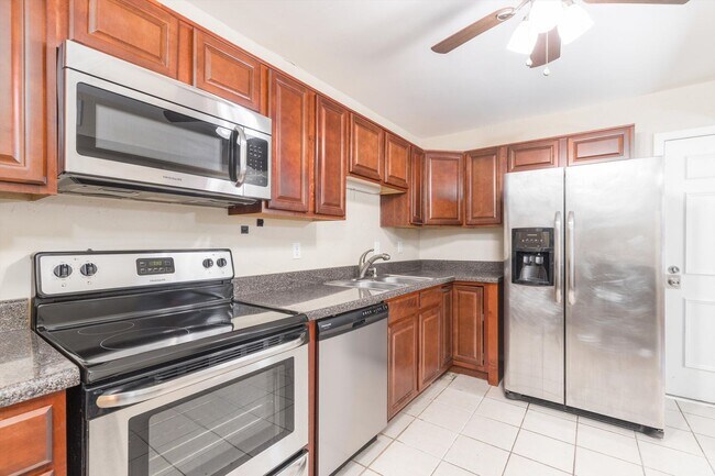 Building Photo - Swanky West Chesapeake 3BR/2.5BA End Unit ...