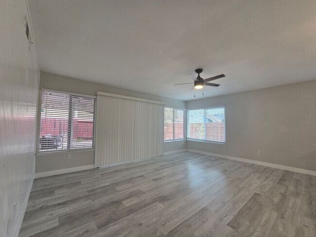 Building Photo - Spacious 3-Bedroom Home in the Heart of Mira Mesa