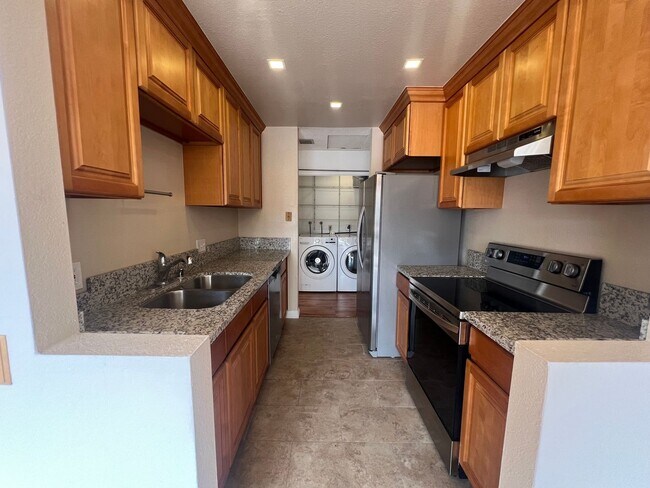 Foto del edificio - 2 Bedroom Condo in UTC!