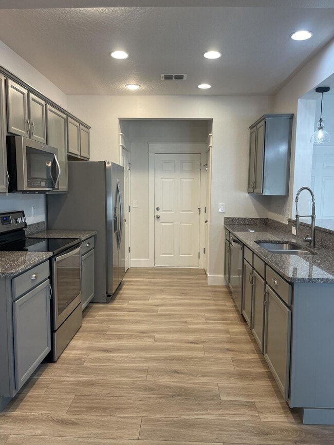 3/2.5 updated townhome in gated community with 2 car garage - 3/2.5 updated townhome in gated community with 2 car garage