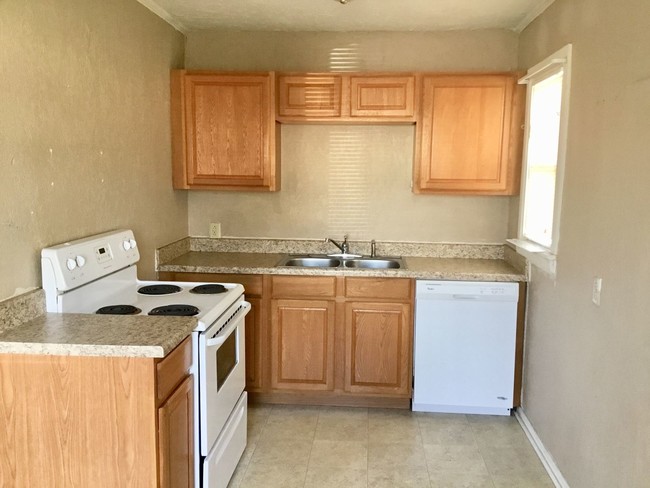 Building Photo - 3 br, 1 bath House - 407 E Rickenbacker