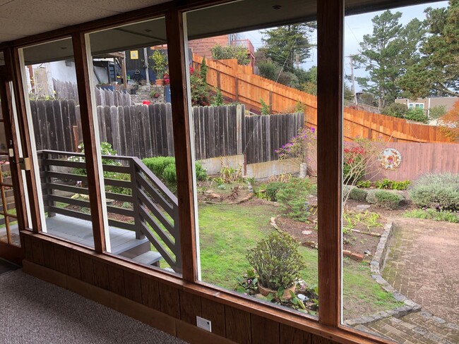 Building Photo - Coming Soon! Rare mid-century light filled...
