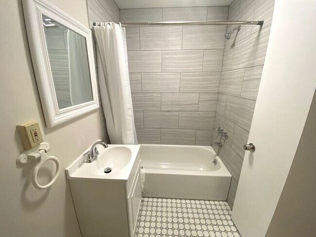 Foto del edificio - 2631 N Charles St