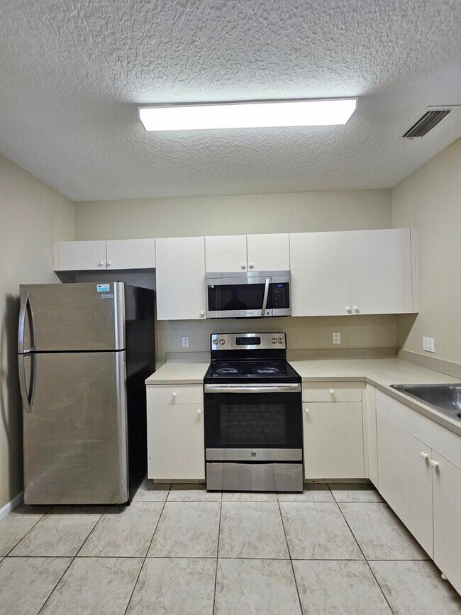 Foto del edificio - 1063 Golden Lakes Blvd