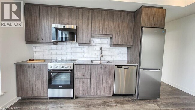 Building Photo - 15 Wellington St S