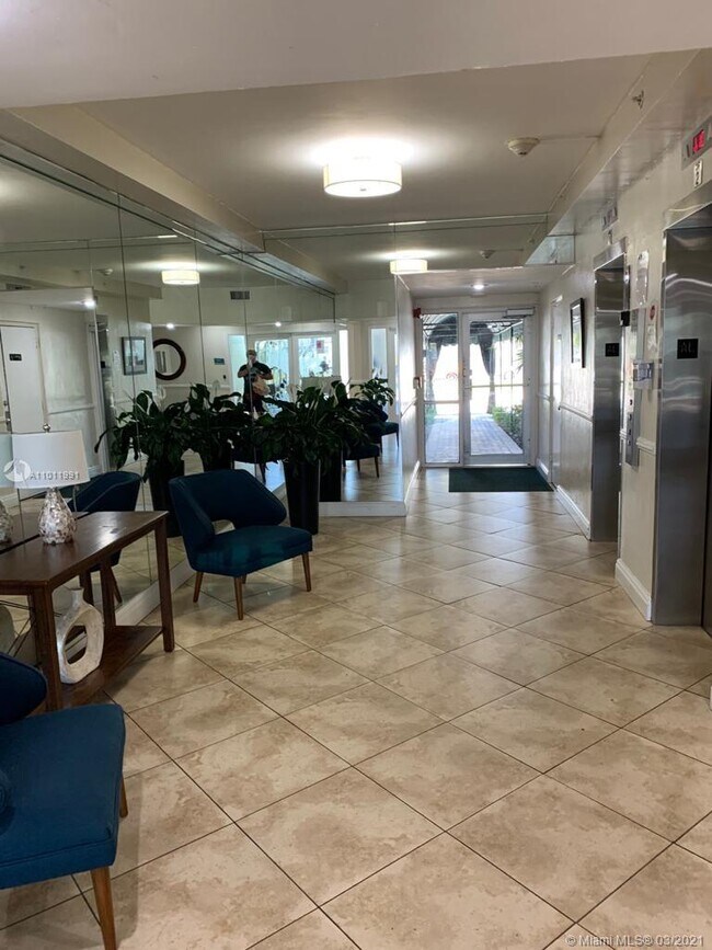 Foto del edificio - 2350 NE 135th St