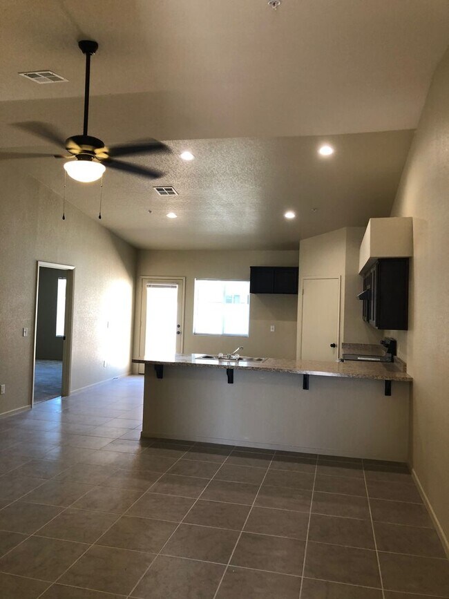 Foto del edificio - 3 bedroom Townhome in Desert Sky!