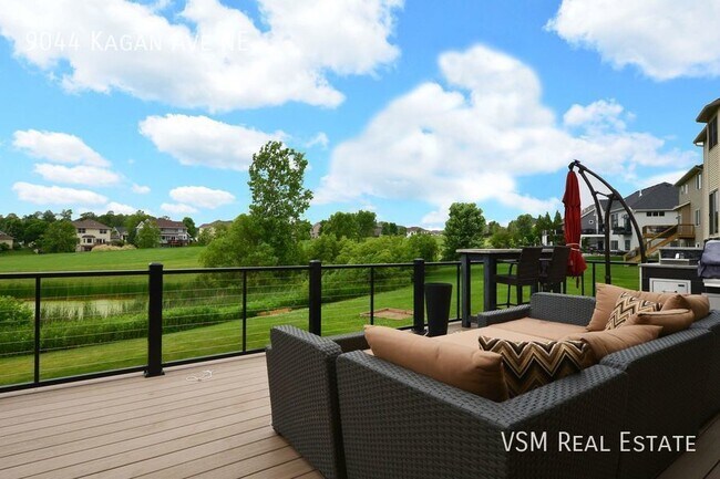 Building Photo - Luxury Living on the Golf Course: Stunning...