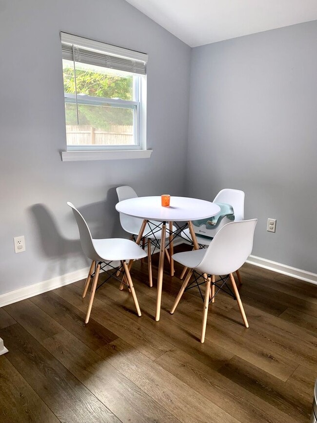 Building Photo - Charming 3 BR/2 BA Single-Family Home in P...