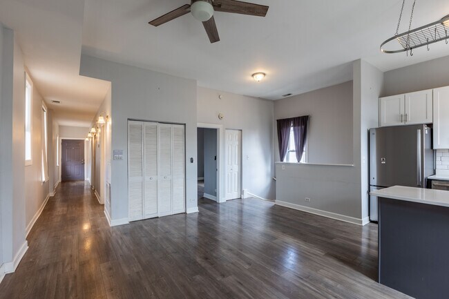 Foto del edificio - 3216 W Augusta Blvd