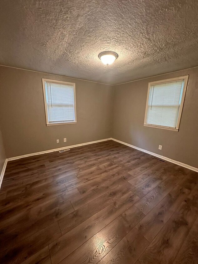 Building Photo - 3bedrooms 1 full bathroom. The house is ve...
