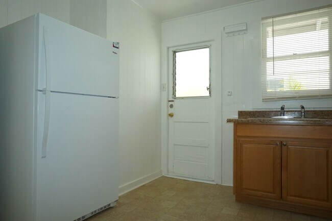 Building Photo - Convenient Moiliili 2 Bedroom, 1 Bathroom ...