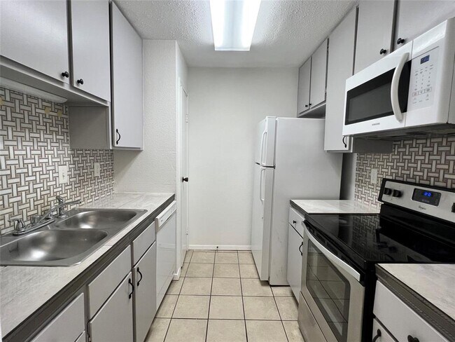 Foto del edificio - 7950 N Stadium Dr