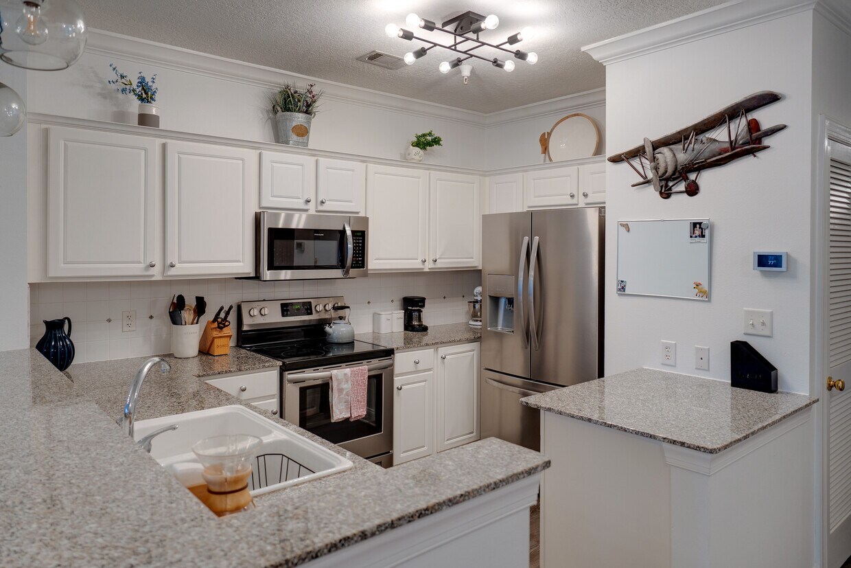 Beautiful functional kitchen - 159 Brooks St SE