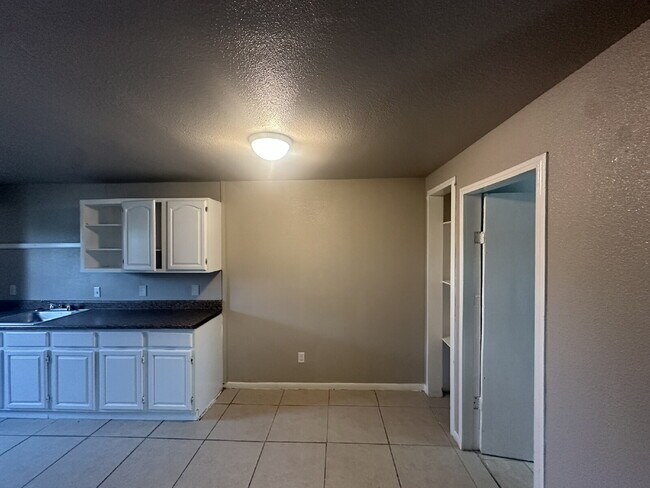 Foto del edificio - 2 Bedroom, 1 Bath Apartment