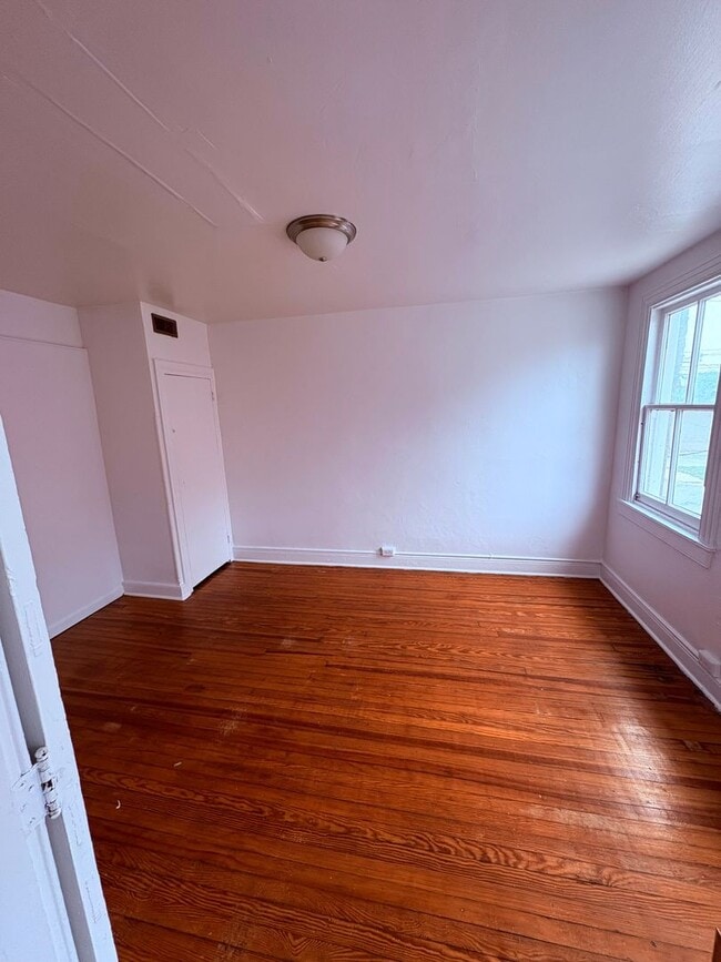 Building Photo - 4 Bedroom Apartment!