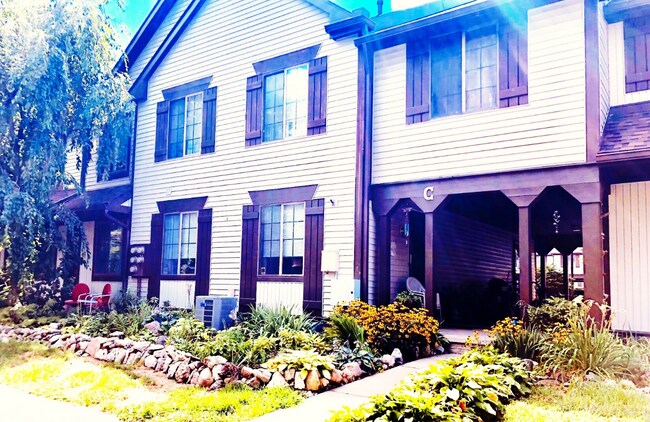 Foto del edificio - 5923 Walnut Cir Dr