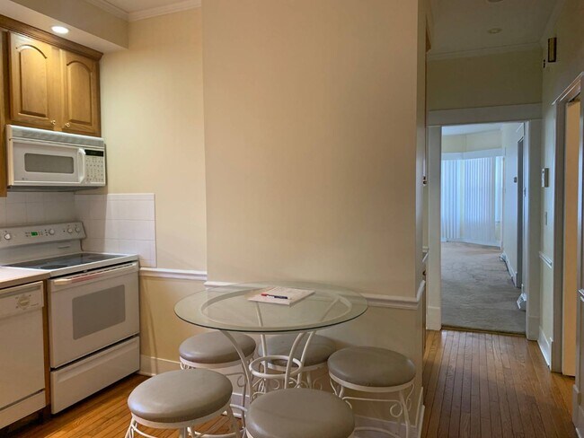 Building Photo - 534 Vischer Ave