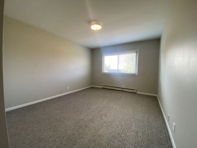 Building Photo - Remodeled 1 Bedroom Apartment!!! Walk to t...