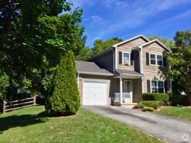 Building Photo - 10 Trillium Ln