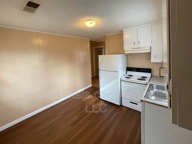 Building Photo - 3126 US-221