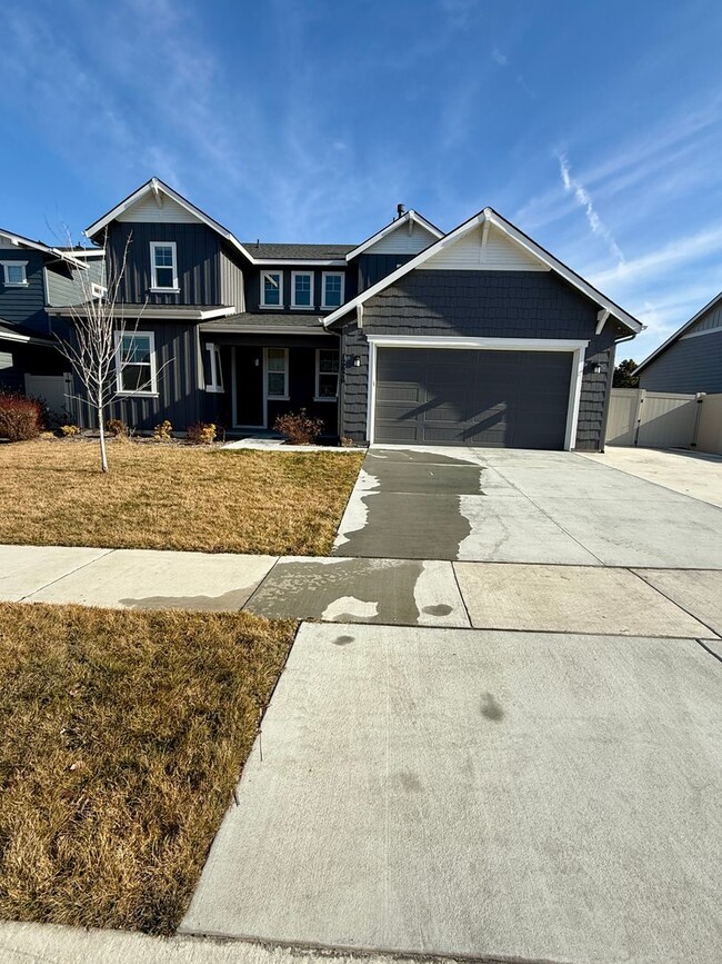 Building Photo - Welcome to this stunning newer home located in the vibrant city of Nampa, ID