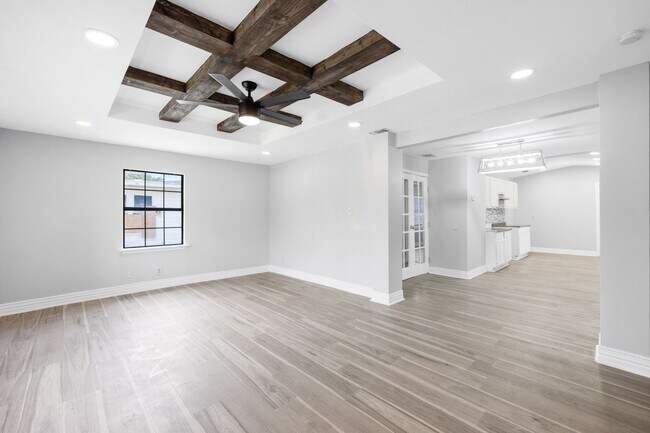 Building Photo - 1206 E Samano St